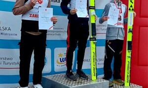 Zdjęcie przedstawia zawodników ZSMS Zakopane podczas Mistrzostw Polski Młodzików w skokach i  KN