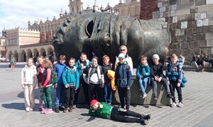 Zdjęcia przedstawiają uczniów klasy I-III do Krakowa