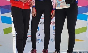 Zdjęcie przedstawia zawodników ZSMS Zakopane podczas Mistrzostw Polski Młodzików w łyżwiarstwie szybkim