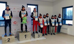 Zdjęcie przedstawia zawodników ZSMS Zakopane podczas Ogólnopolskiej Olimpiady Młodzieży w skokach i kombinacji norweskiej 2024