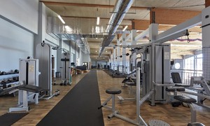 Zdjęcie przedstawia siłownię znajdująca się na antresoli hali sportowej ZSMS Zakopane