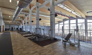 Zdjęcie przedstawia siłownię znajdująca się na antresoli hali sportowej ZSMS Zakopane
