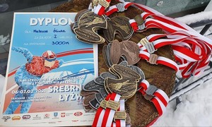 Zdjęcie przedstawia medale Mistrzostw Polski Młodzików w łyżwiarstwie szybkim