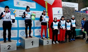 Zdjęcie przedstawia zawodników ZSMS Zakopane podczas Ogólnopolskiej Olimpiady Młodzieży w skokach i kombinacji norweskiej 2024